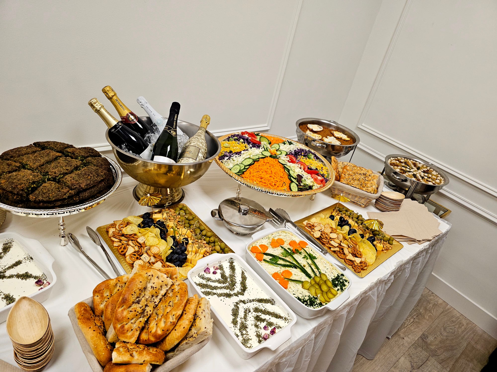 Tafel vol kleurrijke Perzische gerechten om samen te delen